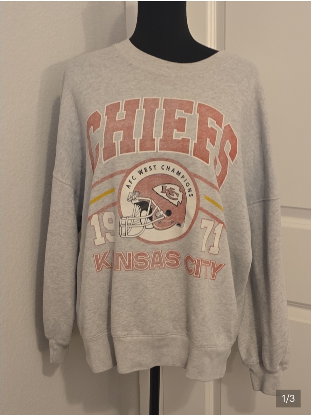 Abercrombie & Fitch
Abercrombie & Fitch Gray Crewneck with Vintage Red Graphic